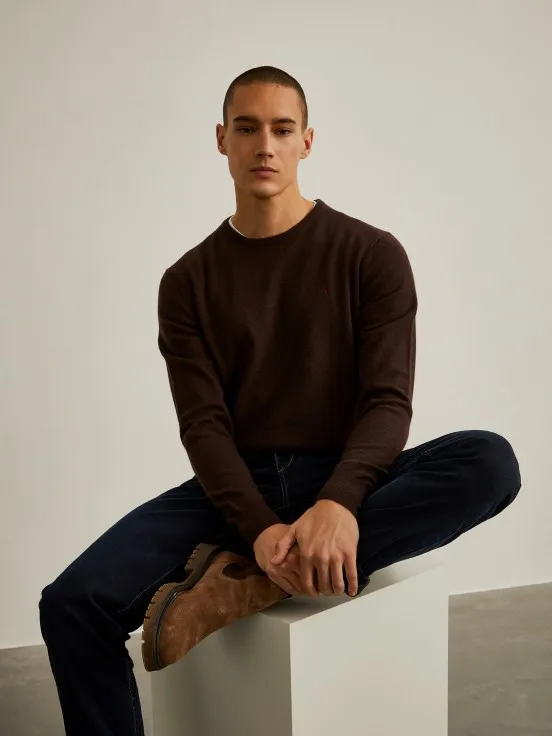 Long-sleeved wool sweater